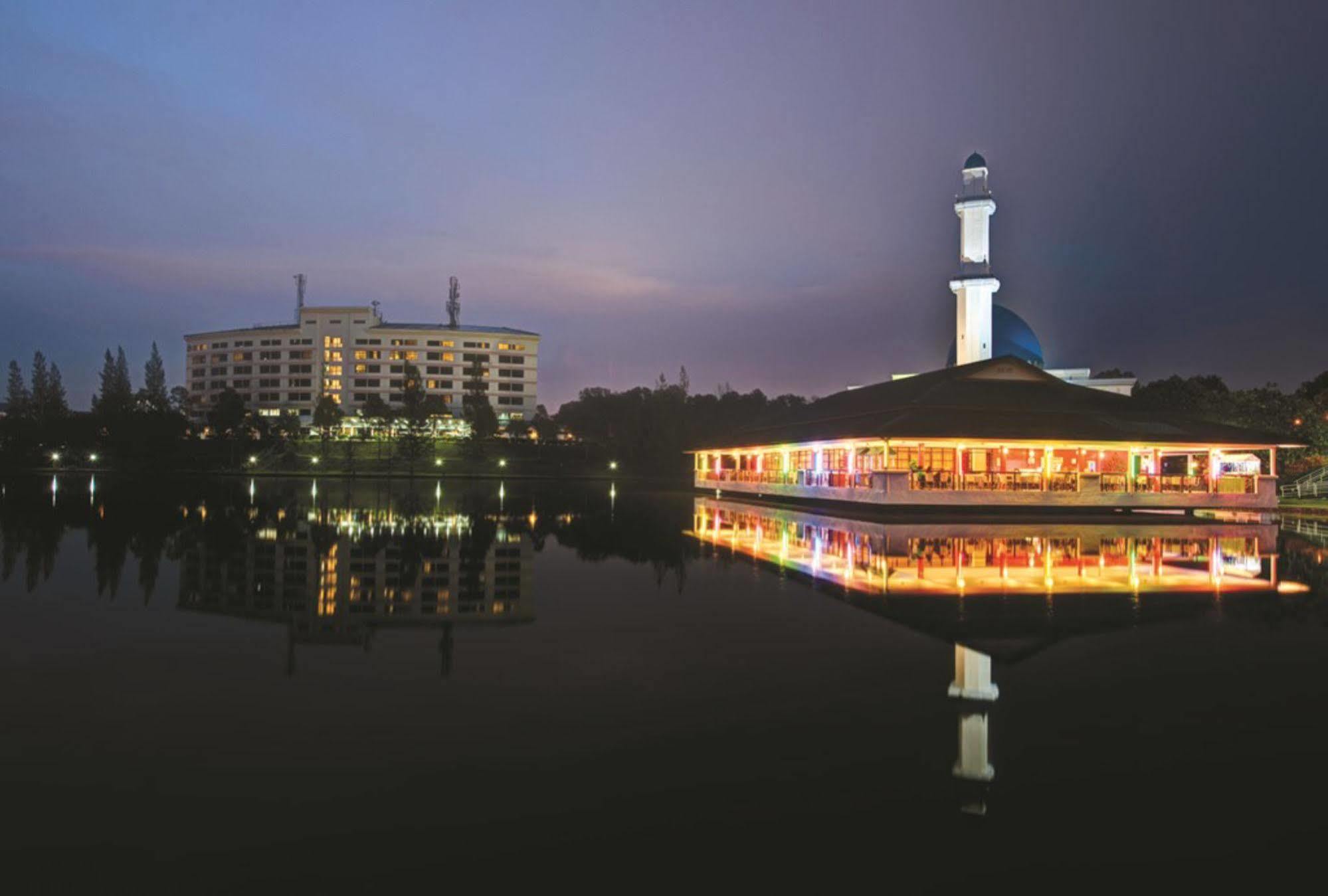 Rhr Hotel At Uniten Kajang Exterior foto