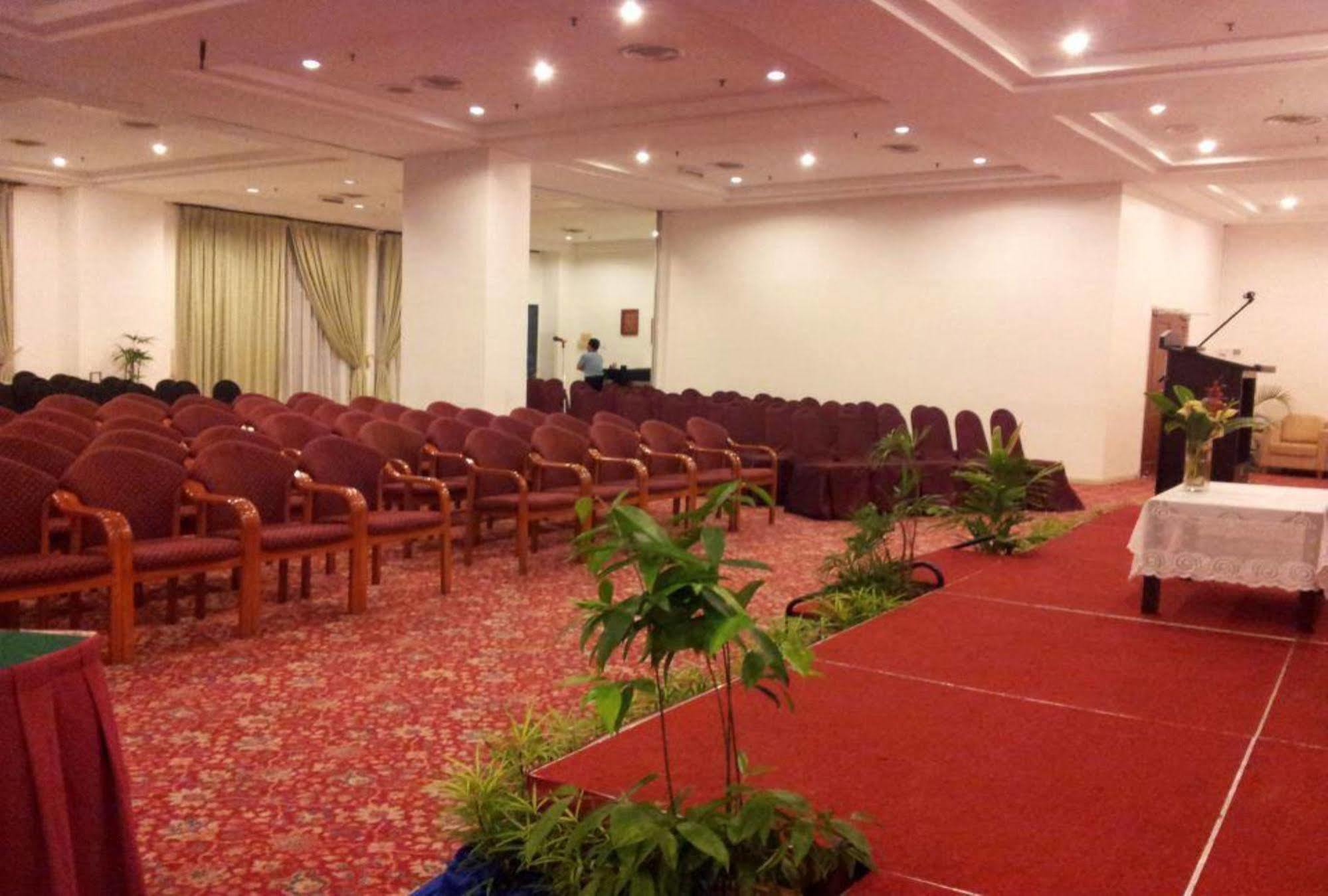 Rhr Hotel At Uniten Kajang Exterior foto
