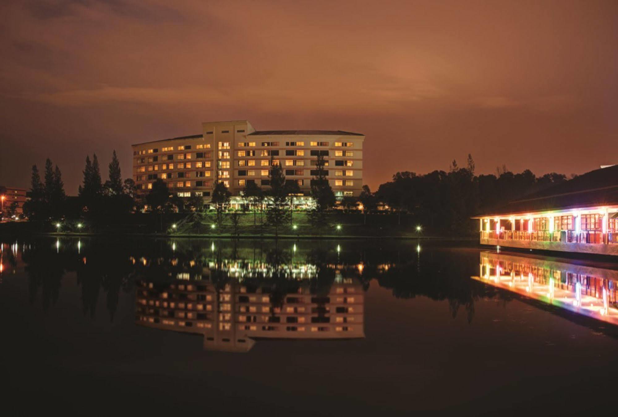 Rhr Hotel At Uniten Kajang Exterior foto